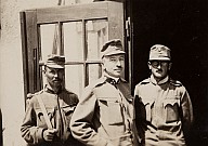 Ein Soldat und zwei Unteroffiziere 