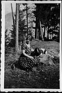 Maria Hertscheg, Schwester von Franz Hertscheg, mit Hund im Wald 
