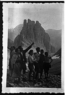 Der Südtiroler Wehrmachtssoldat Ernst Villi auf Urlaub in Südtirol bei einer Bergtour mit Freunden 