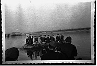 Pioniere der Deutschen Wehrmacht in einem Schlauchboot im besetzten Polen 