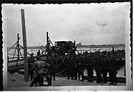 Pioniere der Deutschen Wehrmacht nach dem Bau einer schwimmenden Brücke im besetzten Polen 