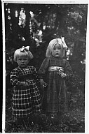 Frau Geisler, geboren Eppacher und ihre Schwester als Kleinkinder. 
