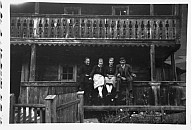 Frau Geisler, geborene Eppacher mit der Schwester Maria und den Eltern sitzen auf einem Balkongeländer ihres Wohnhauses nach der Auswanderung. 
