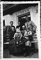 Frau Geisler, geborene Eppacher, mit Familie auf Besuch in Mühlwald 