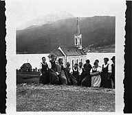 Gruppenfoto im Freien: Tuxer Kirchenchorausflug über den Reschen nach Südtirol 