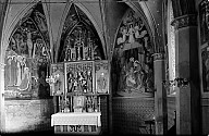 Inneres einer gotischen Kapelle, Chor mit Flügelaltar. 