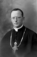 Bischof Josef Gargitter, Brustbild im Viertelportrait. 