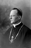 Bischof Josef Gargitter, Brustbild im Dreiviertelprofil. 