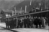 Aufstellung von Militärs, Eisenbahnern und faschistischen Parteifunktionären auf dem Bahnkörper anlässlich der Durchfahrt Hitlers im Mai 1938 