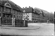 Gebäudeensemble in der Dantestraße, früher Kaiserjägerkaserne, dann Piavekaserne, heute Grundschule. 