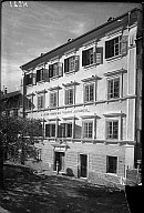 Ehemaliges Schulgebäude des R. Liceo-Ginnasio "Dante Alighieri", heute Stadtbibliothek und Stadtarchiv und Büros der Gemeindeverwaltung. 