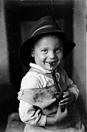Portrait eines Kindes mit Erwachsenenattributen (Hut, Pfeife im Mund), Bruststück. 