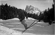 Springender Skifahrer auf der Plose, im Hintergrund der Peitlerkofel. 