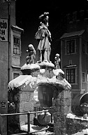 Torbogen mit dem Standbild des hl. Johannes Nepomuk bei der Adlerbrücke im Winter. 