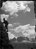 Bergsteiger beim angeseilten Aufstieg 