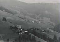 Ansicht des Weilers Brac mit Weiler Pliscia und Weiler Ciaseles im Hintergrund 