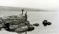 Zwei Soldaten der Wehrmacht auf den Klippen am Meer 