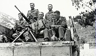 Bewaffnete Soldaten der Wehrmacht auf der Ladefläche eines Fahrzeugs 