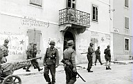 Einsatz der Wehrmachtstruppen in einem Dorf 