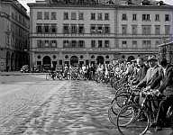 Eine Gruppe Radfahrer bei einem Ausflug von Meran nach Bozen am Waltherplatz 