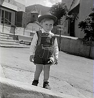 Ein Kind in Lederhose und Hut 