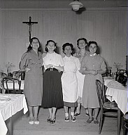 Fünf Frauen in einem Speisesaal. 