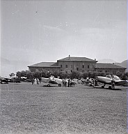 Mehrere kleine Flugzeuge sind auf dem Flugplatz geparkt. 