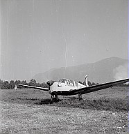 Ein kleines Flugzeug auf dem Flugplatz während eines Flugwettkampfes für Amateure. 