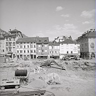 Erbauung der Tiefgarage: Grabungsarbeiten auf dem Platz. 