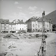 Erbauung der Tiefgarage: Grabungsarbeiten auf dem Platz. 