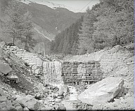 Bauarbeiten zur Errichtung des Wasserkraftwerks (Baufirma Collini): Bachverbauung, ein Bach und Staumauern aus Stein. 
