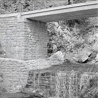 Bauarbeiten zur Errichtung des Wasserkraftwerks (Baufirma Collini): Eine Straßenüberführung über einem Bach. 