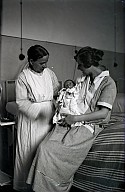 Josefine Tait hält den neugeborenen Sohn Benjamin im Arm 