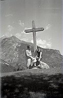 Benjamin und Mario Geat neben einem Kreuz. 