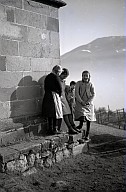 Drei Mädchen vor der Kirche Sankt Georg am Kofel;. 