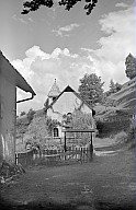 Das Gasthaus "Bad Sankt Isidor" und die Kirche. 