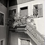 Vier Kinder vor dem Gasthaus "Stern". 