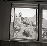 Blick durch ein Fenster auf die Kirche in Obervöls aus dem Hotel "Heubad". 