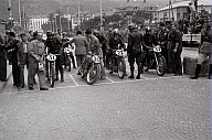 Motorradrennen: Motorradfahrer sind an der Startlinie aufgereiht. 