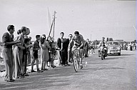 33. Giro d'Italia: Zuschauer am Straßenrand feuern einen Radsportler während dem Radrennen an. 