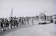 33. Giro d'Italia: Zuschauer am Straßenrand feuern einen Radsportler während dem Radrennen an. Den Radfahrern folgen Teamcars. 