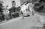 33. Giro d'Italia: Radsportler fährt eine Strecke entlang, es folgen Teamcars und ein Motorrad. 