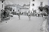 33. Giro d'Italia: Zuschauer am Straßenrand feuern die Radfahrer an. 
