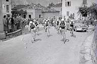 33. Giro d'Italia: Zuschauer am Straßenrand feuern die Radfahrer an. 
