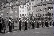 Festumzug anlässlich der 3. Bozner Mustermesse: Eine Tanzgruppe führt den Winzertanz vor. 