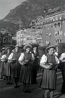 Festumzug anlässlich der 3. Bozner Mustermesse: Eine Tanzgruppe führt den Winzertanz vor. 