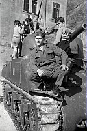 Ein Soldat und einige Kinder auf einem Panzer im Innenhof der "Vittorio Veneto"- Kaserne. 