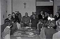 Carlo Vischia, Oscar Benussi, Lino Ziller und andere Herren besuchen eine deutsche Mädchenklasse während einer Unterrichtsstunde 