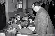 Carlo Vischia und einer Gruppe Herren besuchen eine deutsche Mädchenklasse während einer Unterrichtsstunde 