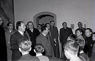 Carlo Vischia, Nicolò Rasmo und eine Gruppe Herren besuchen eine deutsche Jungenklasse während einer Unterrichtsstunde 